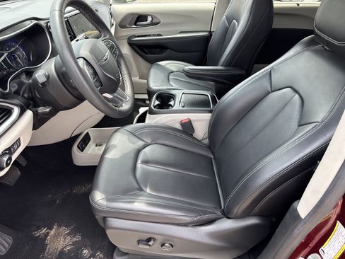 Used 2023 Chrysler Pacifica Touring-L FWD image 5