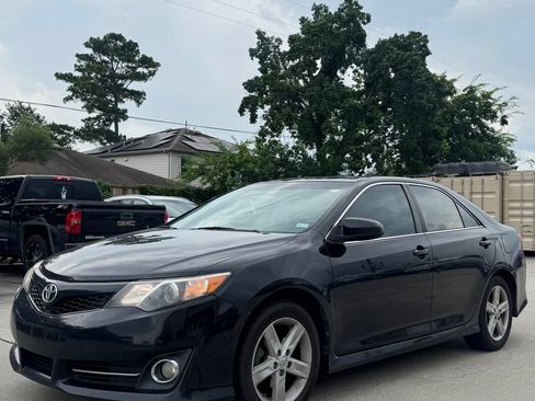 Used 2012 Toyota Camry SE FWD image 1