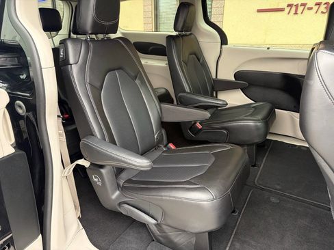 Used 2023 Chrysler Pacifica Touring-L image 9