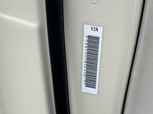 Used 2025 Bentley Bentayga image 35