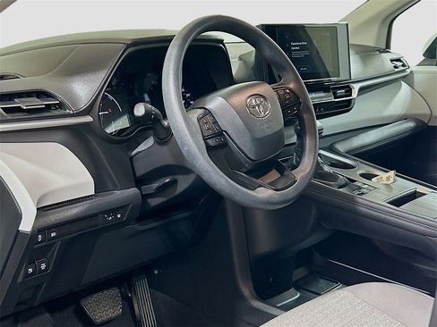 Used 2025 Toyota Sienna LE image 7