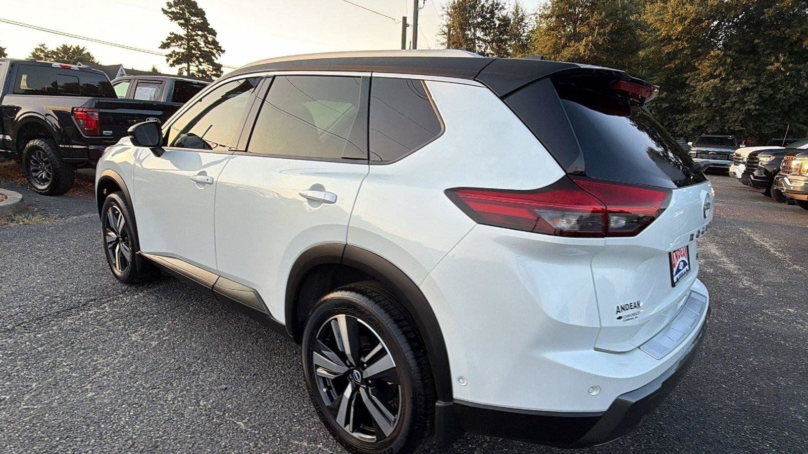 Used 2025 Nissan Rogue SL w/ SL Premium Package FWD image 11