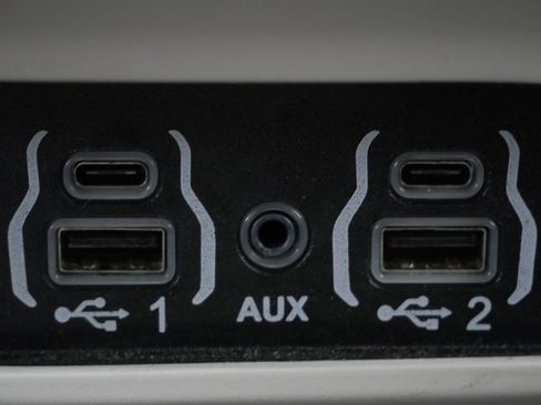 Used 2023 Chrysler Voyager LX FWD image 21
