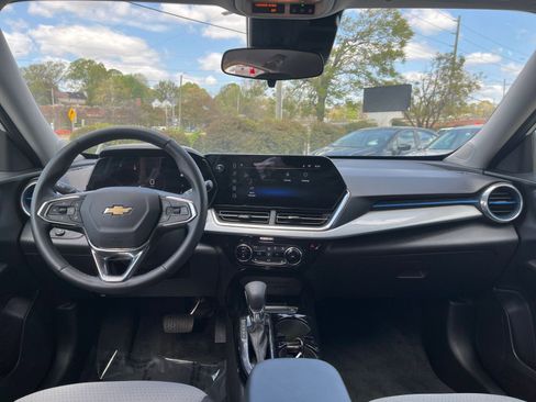 Used 2025 Chevrolet Trax LT w/ LT Convenience Package image 31