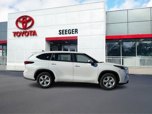 Used 2023 Toyota Highlander LE image 2
