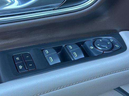 Used 2024 Chevrolet Suburban LT image 12