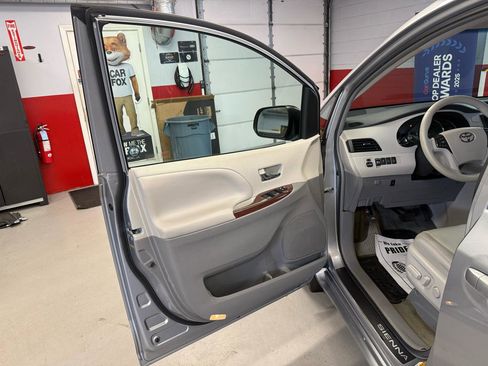 Used 2014 Toyota Sienna Limited image 27
