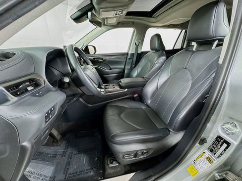 Used 2023 Toyota Highlander Limited image 12
