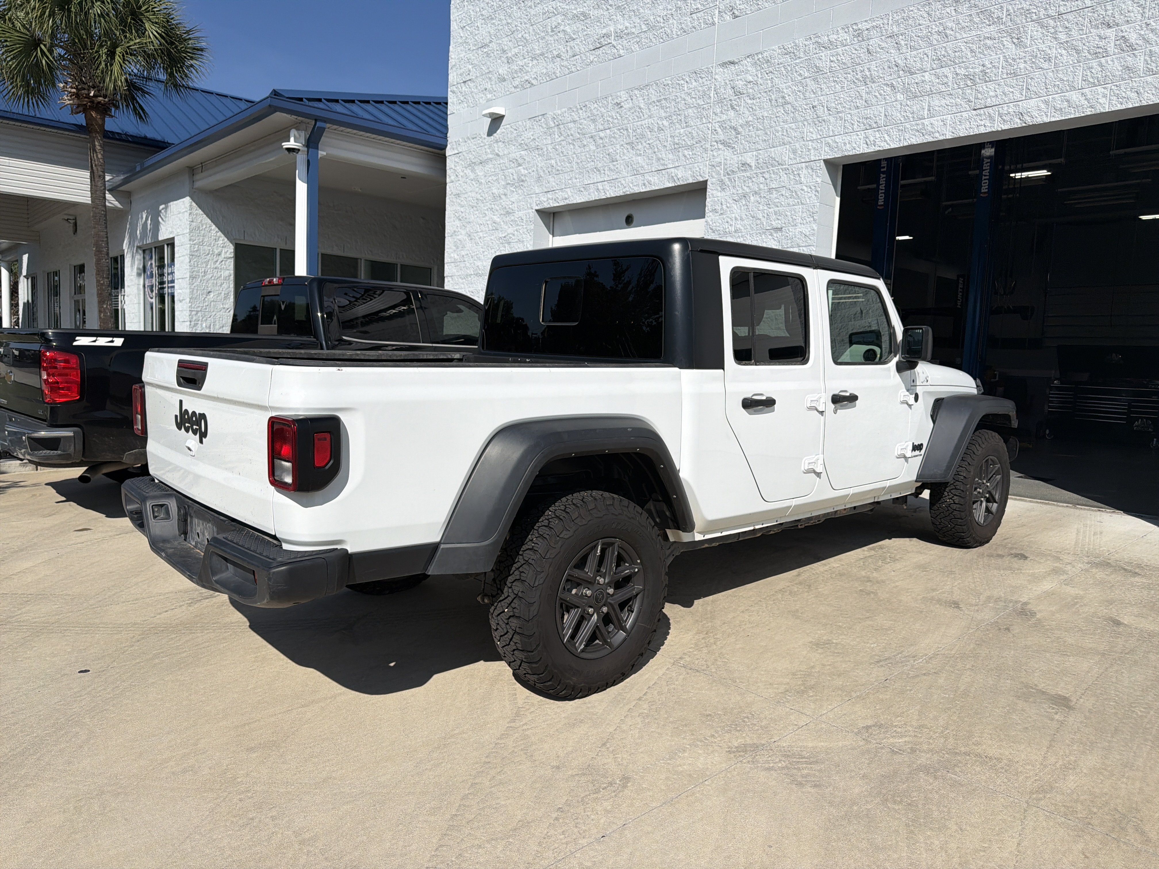 Used 2025 Jeep Gladiator Sport AWD/4WD image 9