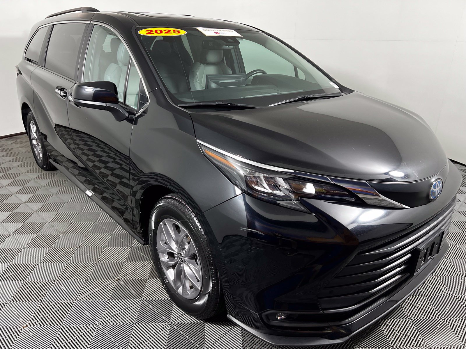 Certified 2025 Toyota Sienna XLE FWD image 3