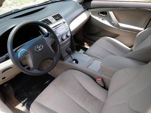 Used 2010 Toyota Camry LE FWD image 4