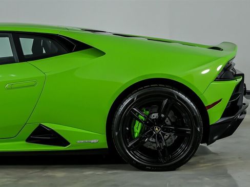 Used 2022 Lamborghini Huracan EVO RWD image 9
