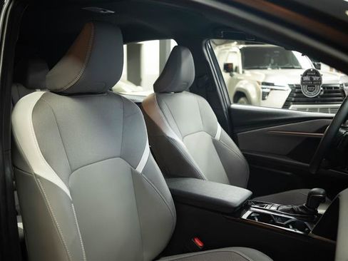 Used 2025 Toyota Camry SE image 15