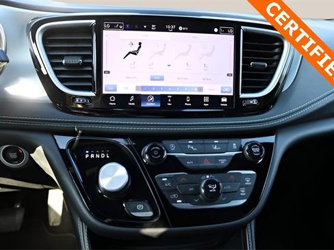 Used 2025 Chrysler Pacifica Limited image 24