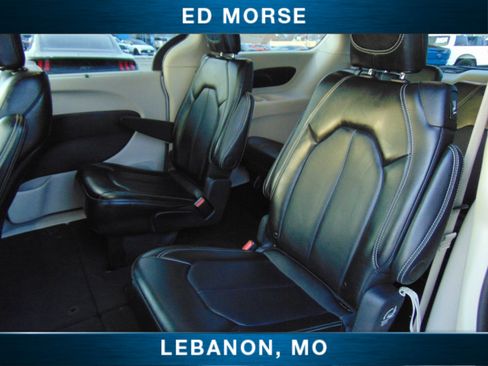 Used 2024 Chrysler Pacifica Touring-L image 11