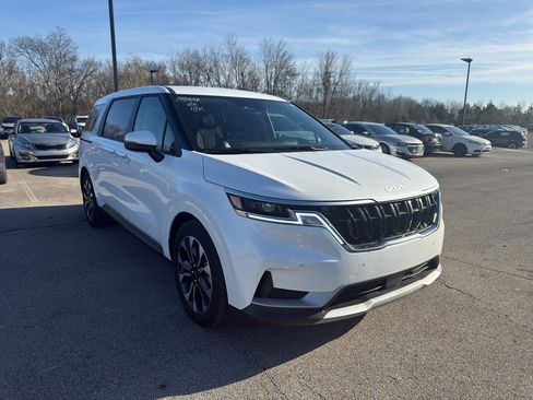 Used 2024 Kia Carnival EX image 3