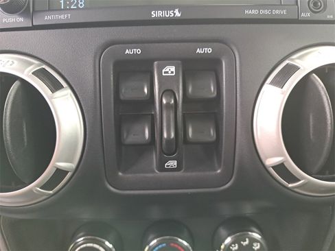 Used 2018 Jeep Wrangler Unlimited Rubicon w/ Connectivity Group image 25