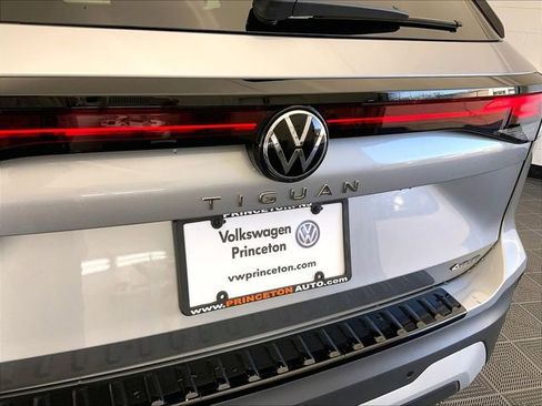 Used 2025 Volkswagen Tiguan SE w/ Panoramic Sunroof Package AWD/4WD image 8