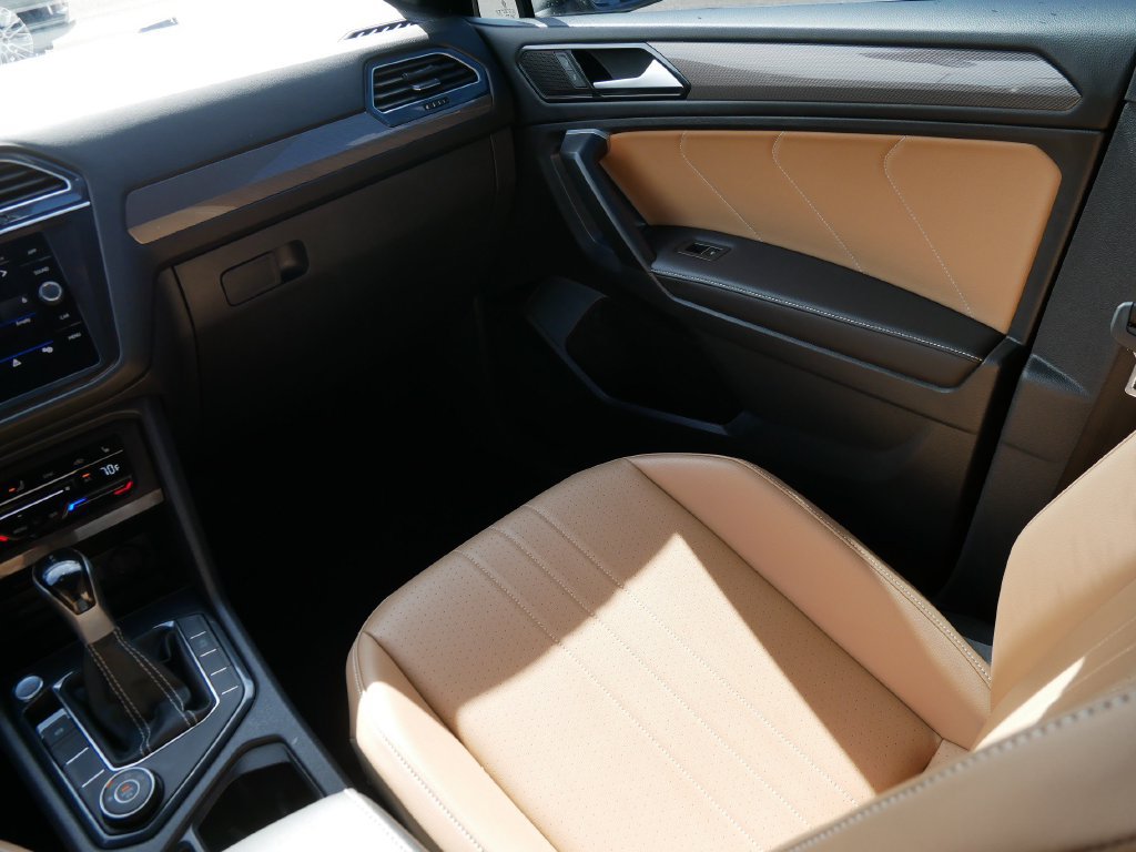 Used 2024 Volkswagen Tiguan SE w/ Panoramic Sunroof Package AWD/4WD image 16