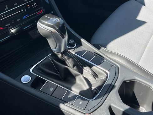 Used 2025 Volkswagen Jetta SE FWD image 30