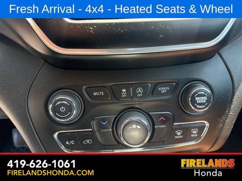 Used 2019 Jeep Cherokee Latitude Plus w/ Cold Weather Group AWD/4WD image 16