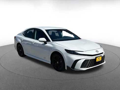 Used 2025 Toyota Camry SE image 1