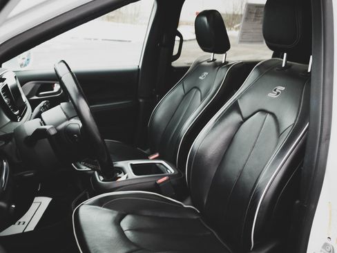 Used 2019 Chrysler Pacifica Limited w/ Advanced Safetytec Group image 28