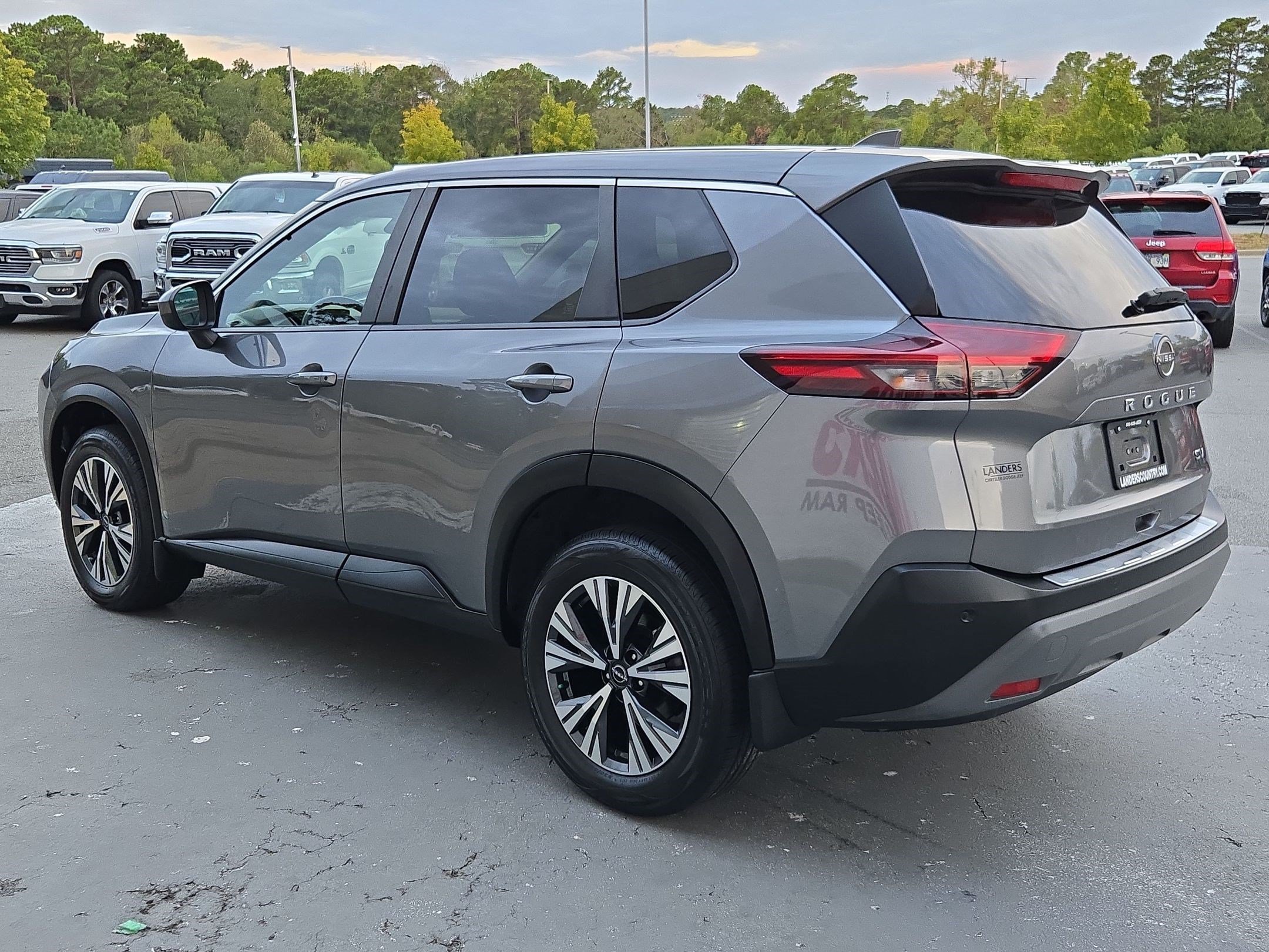 Used 2023 Nissan Rogue SV FWD image 5