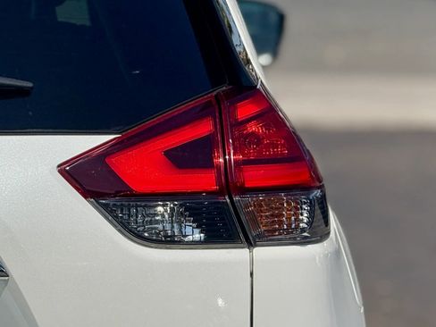 Used 2017 Nissan Rogue SV image 5