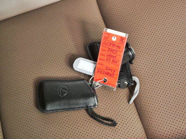 Used 2025 Lexus ES 350 w/ Premium Package FWD image 38