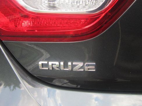 Used 2018 Chevrolet Cruze Premier FWD image 25