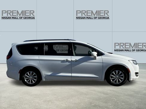 Used 2018 Chrysler Pacifica Touring-L FWD image 4