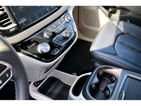 Used 2024 Chrysler Pacifica Touring-L FWD image 17