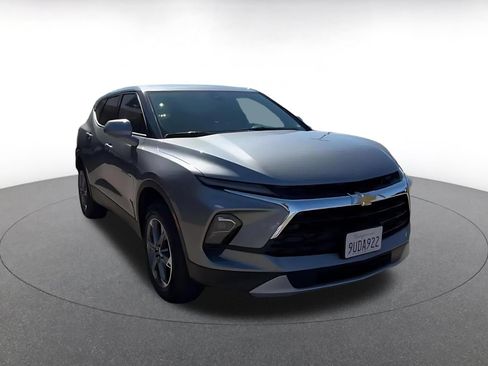 Used 2025 Chevrolet Blazer LT FWD image 3