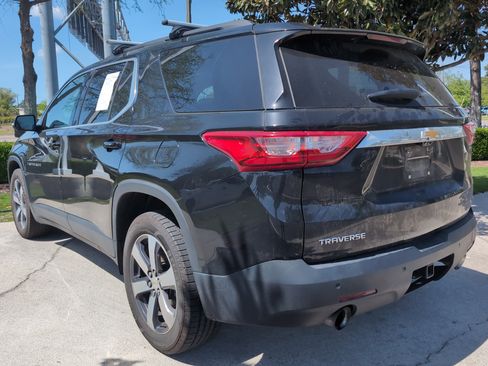 Used 2021 Chevrolet Traverse LT w/ LT Premium Package image 8