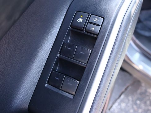 Used 2023 Toyota Highlander LE FWD image 8