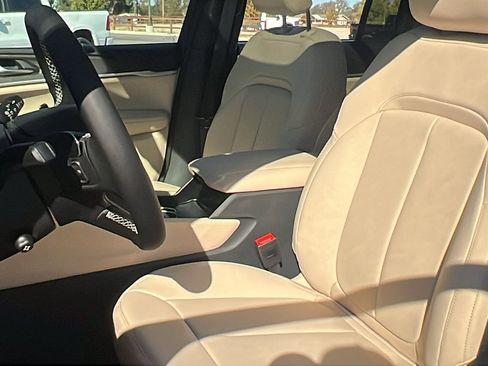 New 2025 Jeep Grand Cherokee Limited w/ Luxury Tech Group II image 16