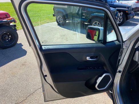 Used 2021 Jeep Renegade Latitude w/ Convenience Group image 59