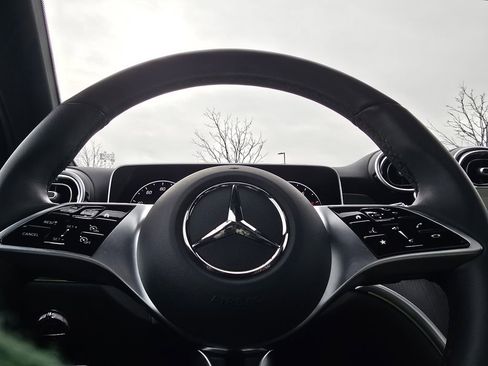 Used 2025 Mercedes-Benz GLC 300 4MATIC image 27