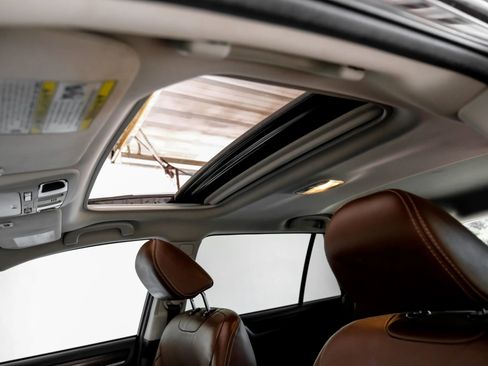 Used 2017 Subaru Outback 2.5i Touring AWD/4WD image 4