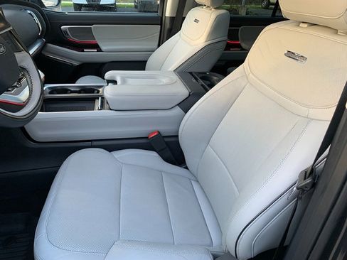 Used 2025 Ford Expedition Platinum w/ Platinum Ultimate Package AWD/4WD image 16