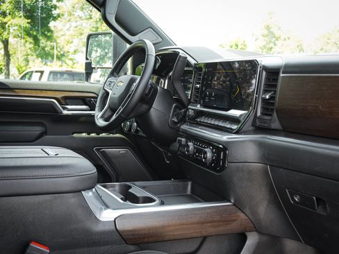 Used 2024 Chevrolet Silverado 2500 High Country w/ High Country Premium Package AWD/4WD image 33