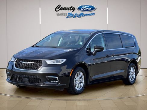 Used 2023 Chrysler Pacifica Touring-L FWD image 2