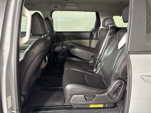 New 2026 Kia Carnival EX FWD image 22