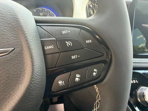 Used 2023 Chrysler Pacifica Touring-L w/ S Appearance Package FWD image 23