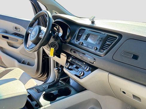 Used 2016 Kia Sedona LX image 5