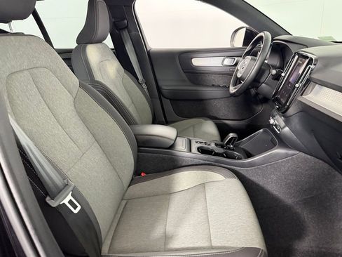 Used 2025 Volvo XC40 B5 Core image 33