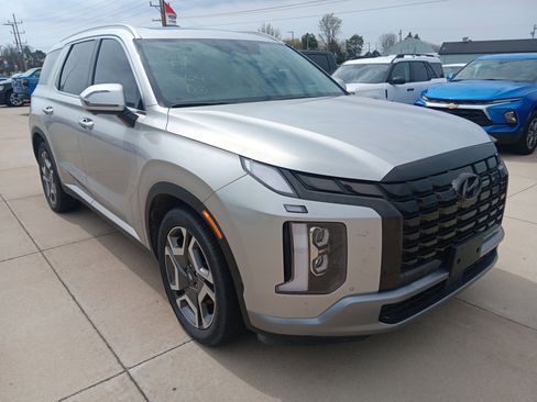 Used 2024 Hyundai Palisade Limited image 3