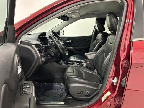 Used 2019 Jeep Cherokee Limited w/ Luxury Group AWD/4WD image 4