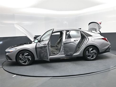 Certified 2025 Hyundai Elantra Sport image 20